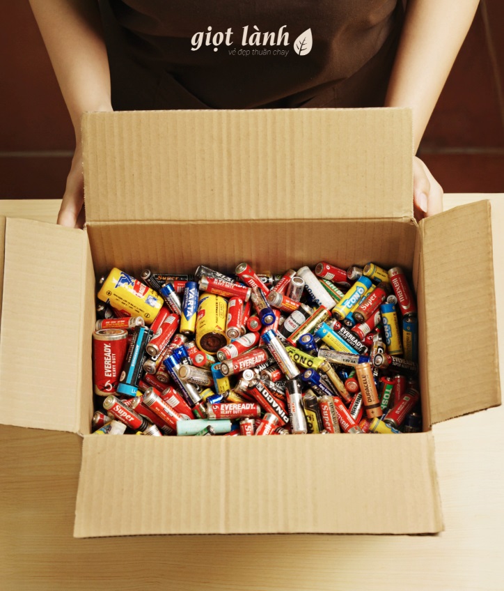 Từng thùng pin được nhà Lành đóng gói gửi cho đơn vị xử lý chuyên môn