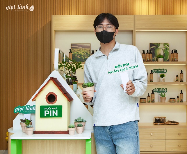 Khách hàng ghé đến tham gia chương trình đổi pin của Giọt Lành