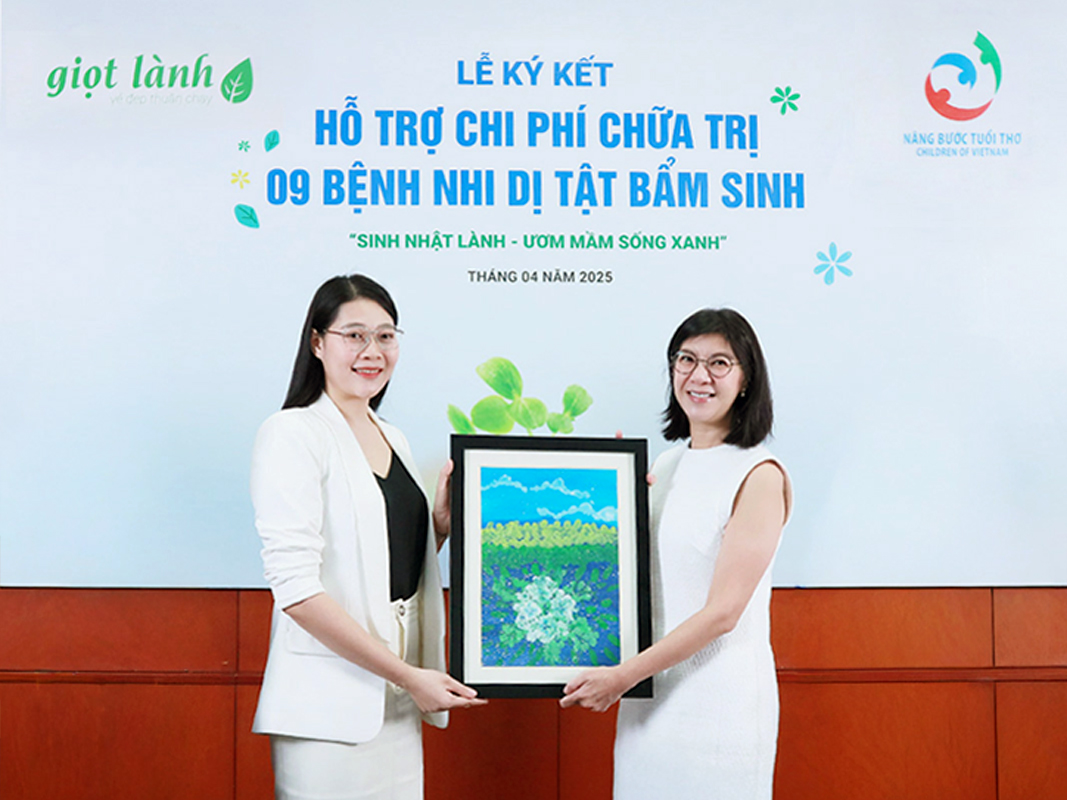 Đại diện Quỹ Nâng Bước Tuổi Thơ trao bức tranh kỷ niệm thay lời cảm ơn từ các em nhỏ đến Giọt Lành