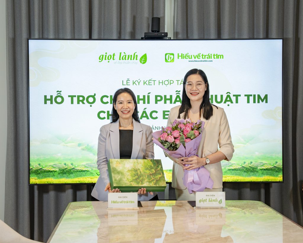 Hai đại diện trao hoa và quà tại buổi lễ ký kết