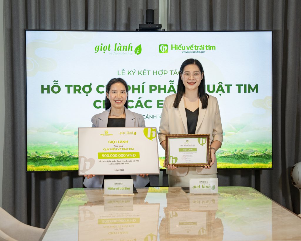 Giọt Lành trao bảng tượng trưng 500.000.000 đồng đến Quỹ Hiểu về Trái Tim 