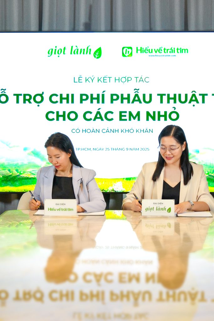 Đại diện Quỹ Hiểu về trái tim và đại diện Giọt Lành đặt bút ký biên bản tài trợ