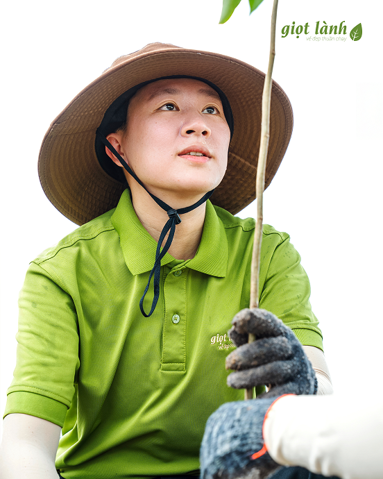 Ánh mắt của thành viên Giọt Lành ngắm nhìn vào cây non vừa được trồng